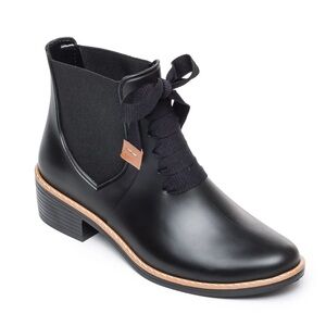 Like New with box Bernardo Lacy Rain Boots with Bow Size 5